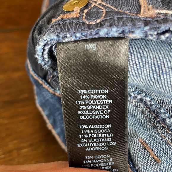 White House / Black Market Walking Short - Picture 8 of 8